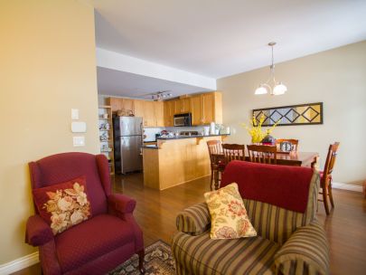 Pet-Friendly 2Bed/2Bath 2 Lvl Townhome near HIGHGATE MALL BURNABY